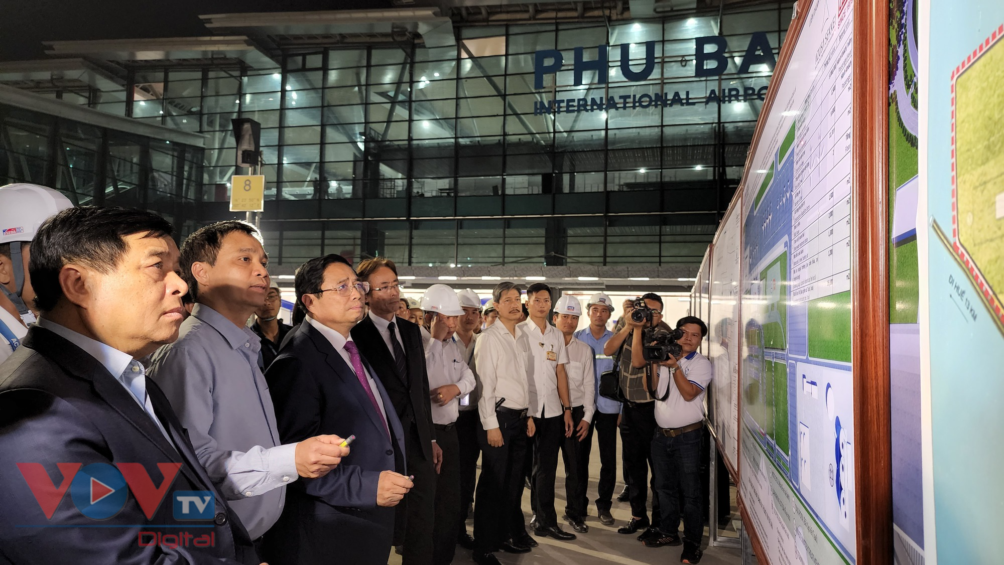 Thủ tướng: Khai thác nhà ga mới sân bay Phú Bài trong dịp 30/4 sắp tới - Ảnh 1.
