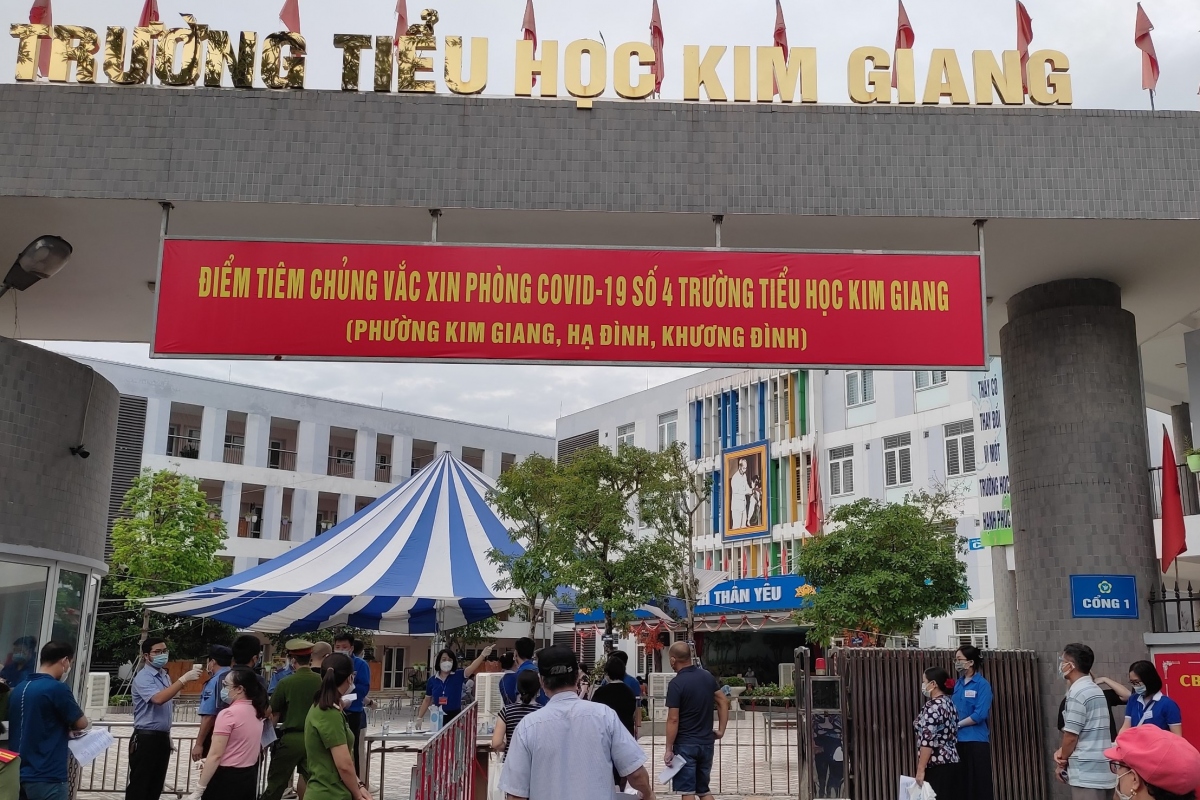 Khoảng 56 học sinh tiểu học Hà Nội nghi bị ngộ độc sau chuyến dã ngoại - Ảnh 1.