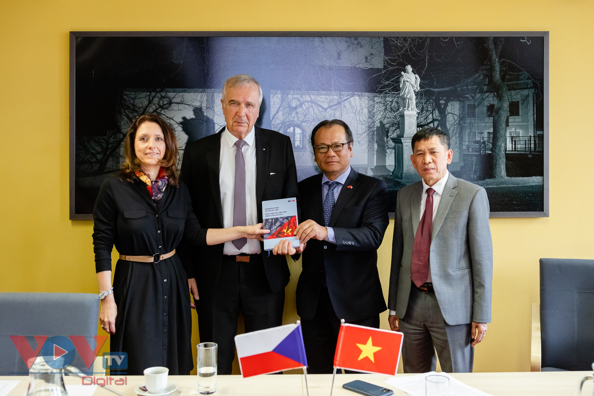 Thúc đẩy hợp tác giáo dục đào tạo, văn hóa và du lịch giữa Việt Nam và CH Séc - Ảnh 3.
