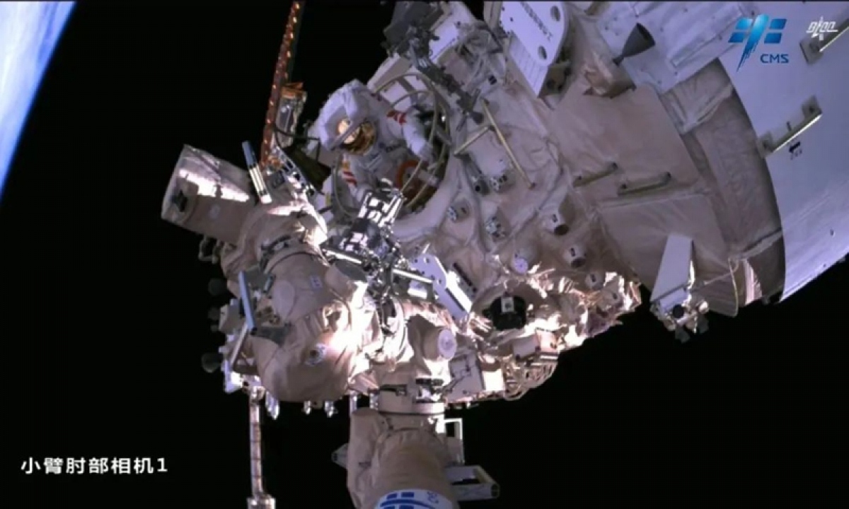 Phi hành đoàn Thần Châu-15 hoàn thành chuyến đi bộ ngoài không gian thứ hai - Ảnh 1.
