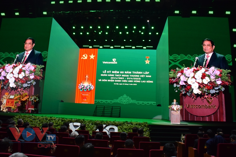 Thủ tướng Phạm Minh Chính dự Lễ kỷ niệm 60 năm thành lập Vietcombank và đón nhận danh hiệu Anh hùng Lao động - Ảnh 2.