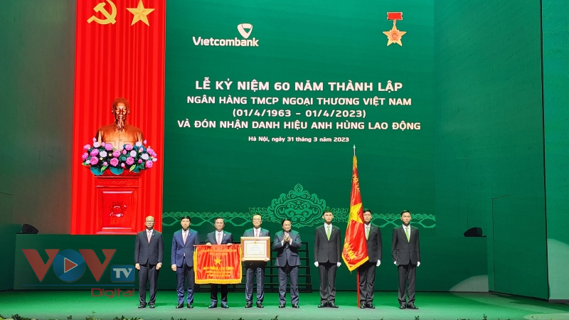 Thủ tướng Phạm Minh Chính dự Lễ kỷ niệm 60 năm thành lập Vietcombank và đón nhận danh hiệu Anh hùng Lao động - Ảnh 3.
