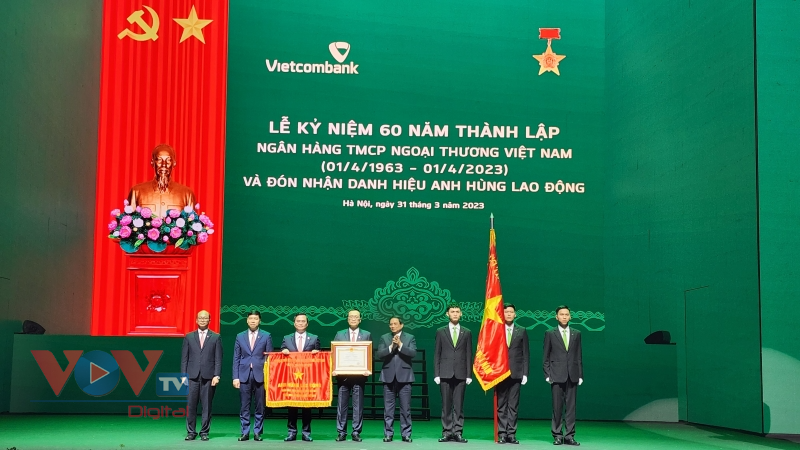 Thủ tướng Phạm Minh Chính dự Lễ kỷ niệm 60 năm thành lập Vietcombank và đón nhận danh hiệu Anh hùng Lao động - Ảnh 4.