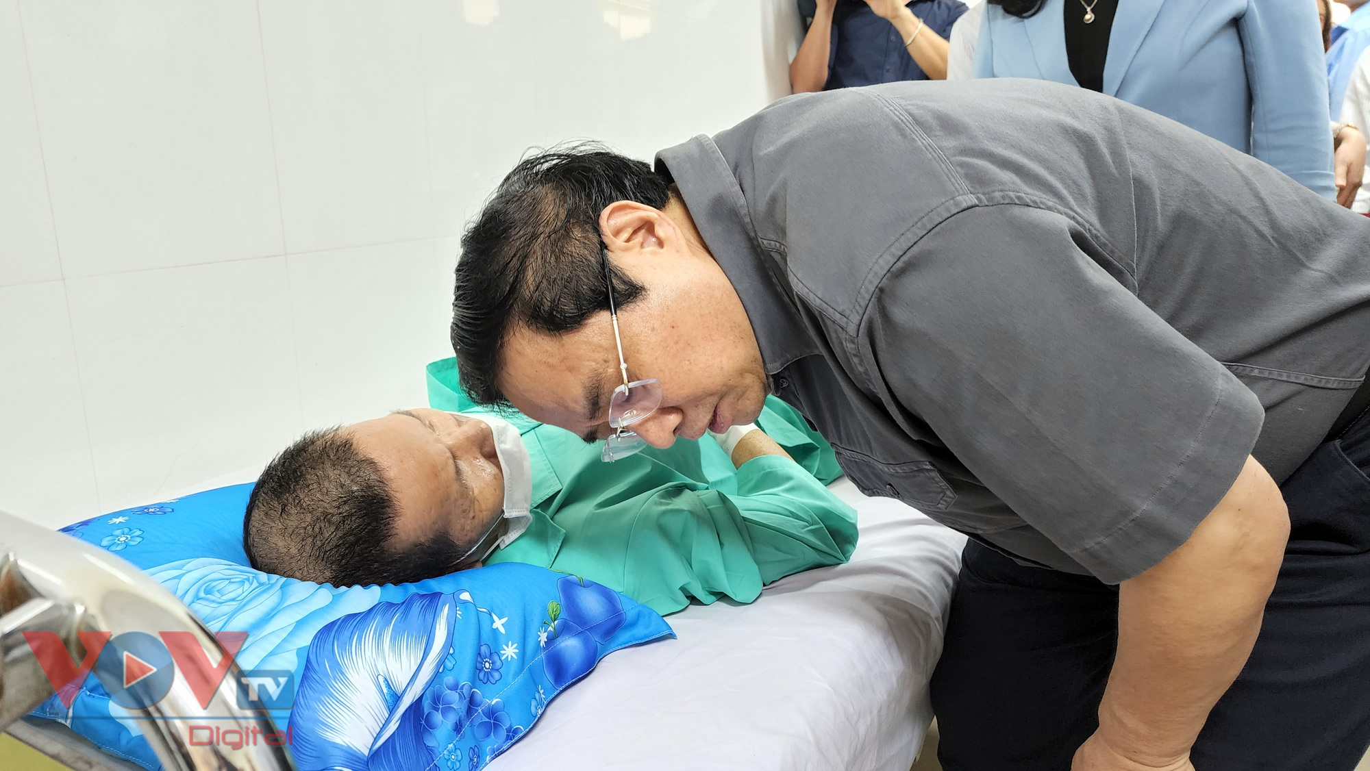 Thủ tướng Phạm Minh Chính thăm Bệnh viện đa khoa tỉnh Khánh Hòa - Ảnh 1.