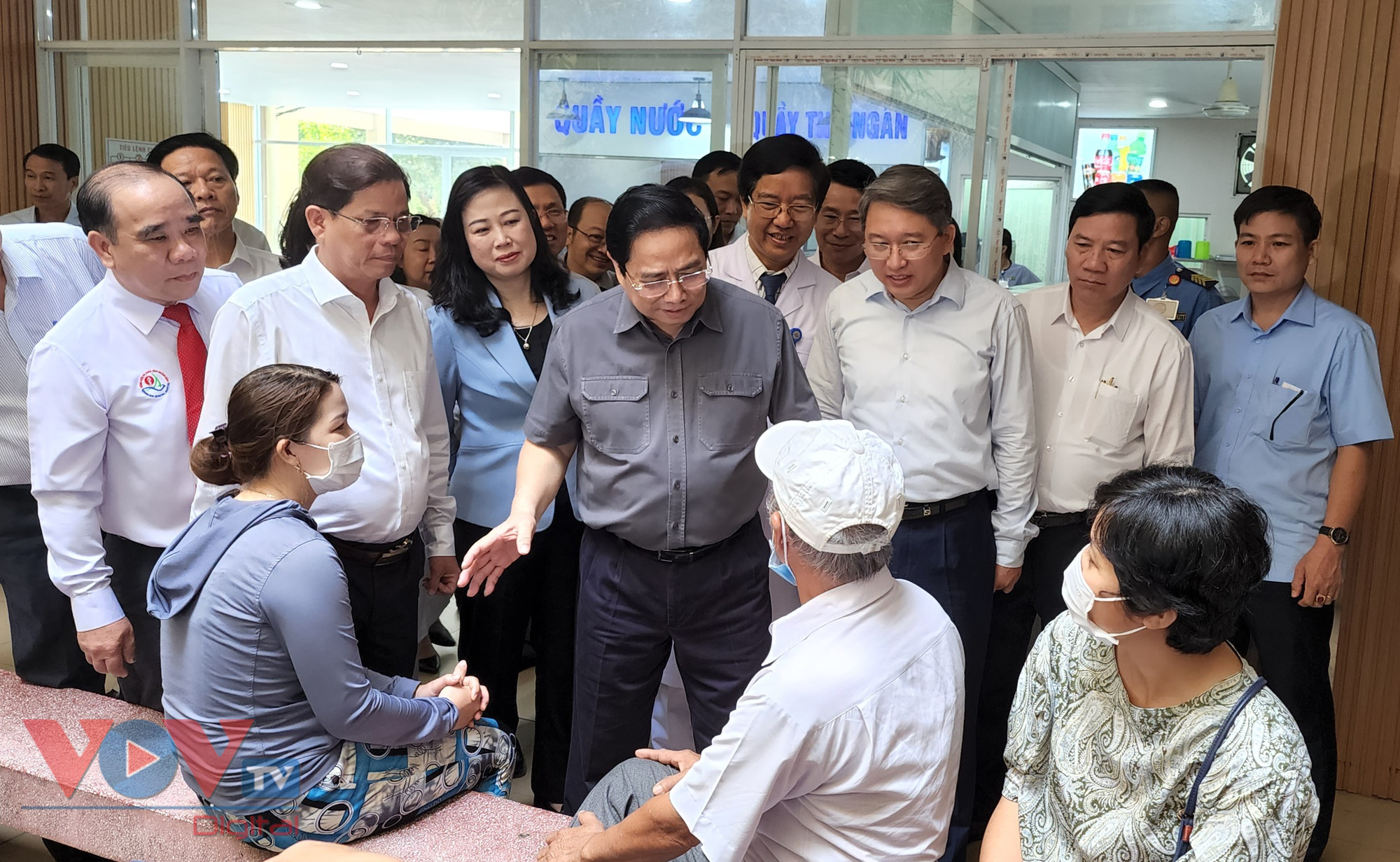 Thủ tướng Phạm Minh Chính thăm Bệnh viện đa khoa tỉnh Khánh Hòa - Ảnh 2.