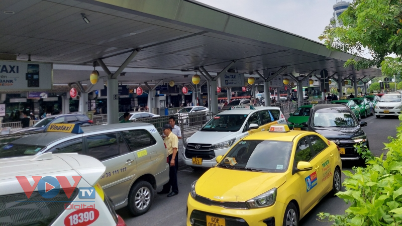Đề nghị ngừng thu phí mới đối với taxi tại sân bay Tân Sơn Nhất - Ảnh 1.