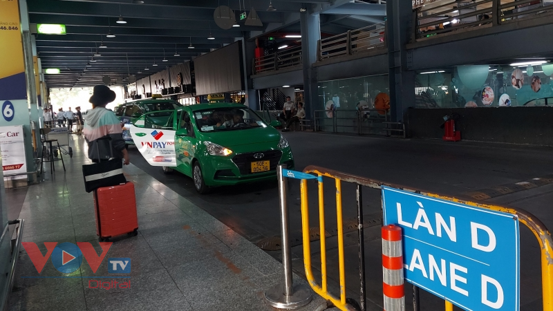 Đề nghị ngừng thu phí mới đối với taxi tại sân bay Tân Sơn Nhất - Ảnh 3.