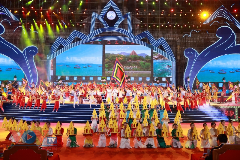 Thủ tướng dự Lễ kỷ niệm 370 năm xây dựng và phát triển tỉnh Khánh Hòa - Ảnh 3.