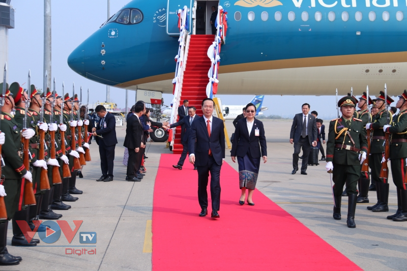 Chủ tịch nước Võ Văn Thưởng đến Vientiane, bắt đầu thăm chính thức Lào - Ảnh 2.