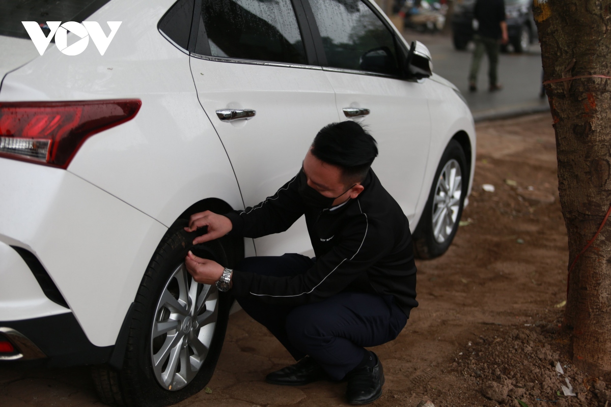 Chưa tìm được thủ phạm vụ 16 ô tô bị rạch lốp, sơn bẩn ở Linh Đàm, Hà Nội - Ảnh 1.