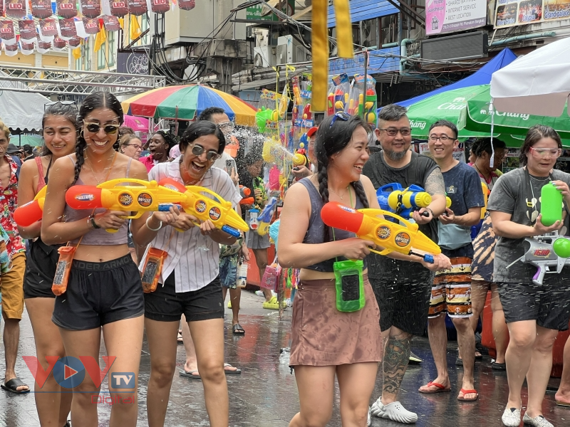 Lễ hội Songkran tưng bừng tại Khaosan (Bangkok) sau 3 năm đại dịch Covid-19 - Ảnh 1.