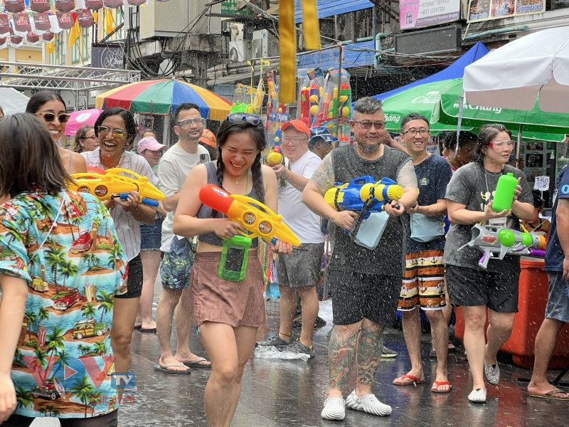 Lễ hội Songkran tưng bừng tại Khaosan (Bangkok) sau 3 năm đại dịch Covid-19 - Ảnh 2.