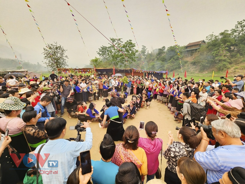 Vui Tết té nước với đồng bào dân tộc Lào ở Điện Biên - Ảnh 8.