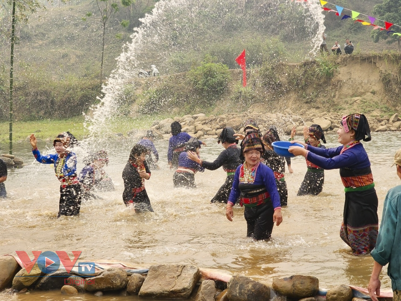 Vui Tết té nước với đồng bào dân tộc Lào ở Điện Biên - Ảnh 12.
