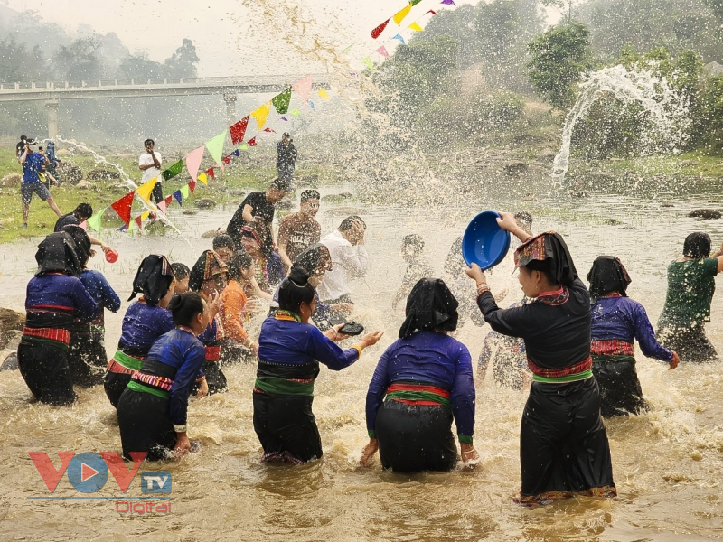 Vui Tết té nước với đồng bào dân tộc Lào ở Điện Biên - Ảnh 13.