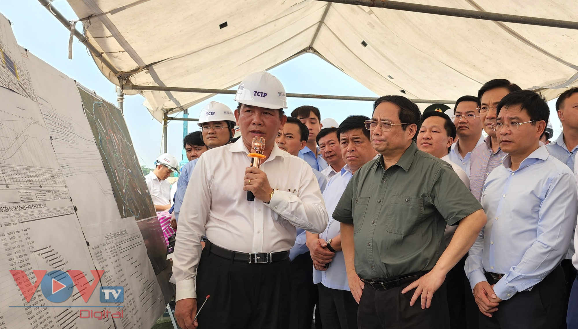 Thủ tướng Phạm Minh Chính kiểm tra các công trình trọng điểm TP. Hồ Chí Minh - Ảnh 1.
