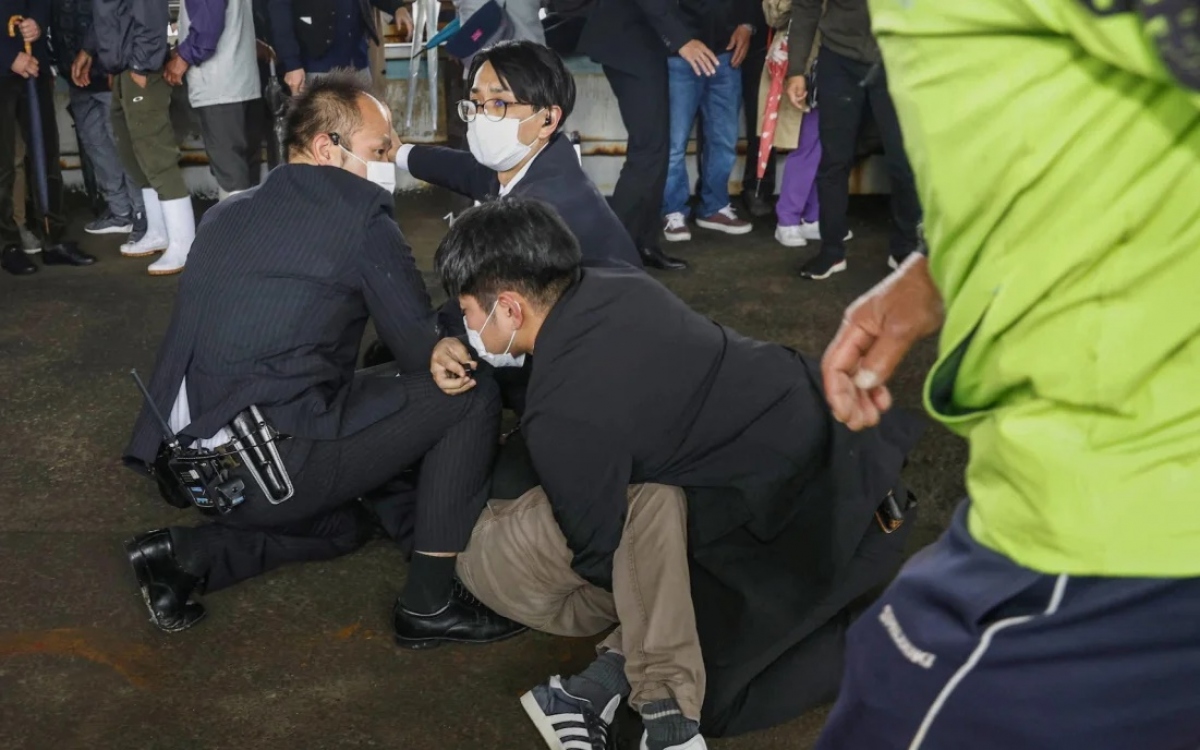 Bắt giữ nghi phạm ngay sau tiếng nổ lớn gần Thủ tướng Nhật Bản Kishida - Ảnh 1.