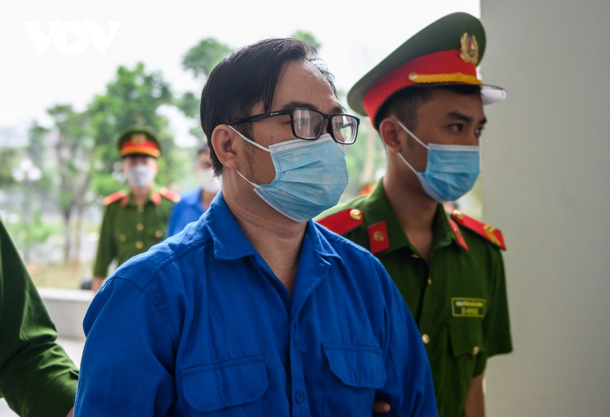 Dẫn giải cựu giám đốc Bệnh viện Tim Hà Nội Nguyễn Quang Tuấn hầu tòa - Ảnh 6.