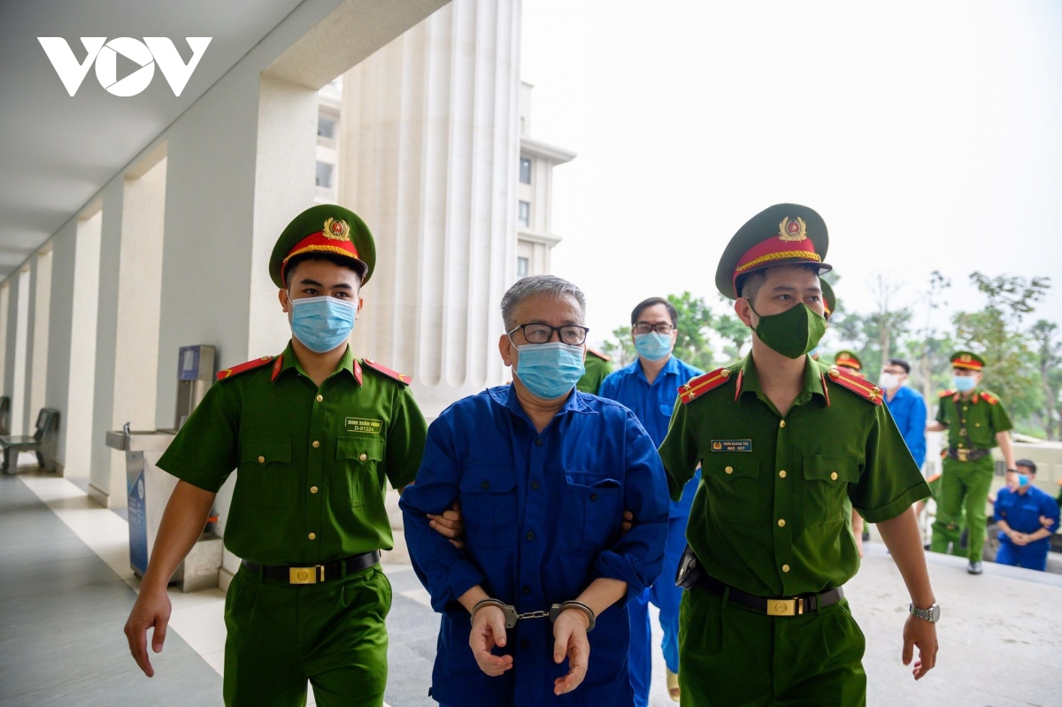 Dẫn giải cựu giám đốc Bệnh viện Tim Hà Nội Nguyễn Quang Tuấn hầu tòa - Ảnh 7.