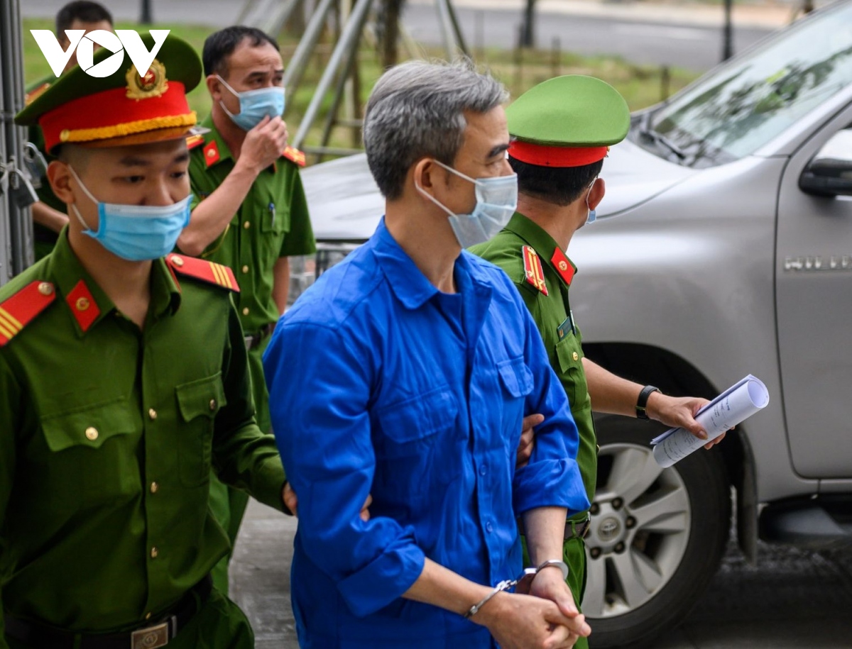 Dẫn giải cựu giám đốc Bệnh viện Tim Hà Nội Nguyễn Quang Tuấn hầu tòa - Ảnh 3.