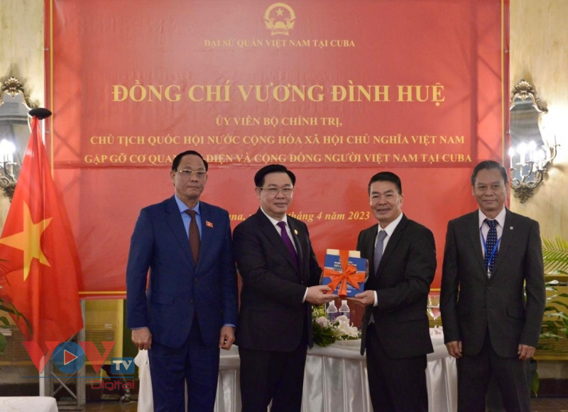 Chủ tịch Quốc hội gặp mặt đại diện Cộng đồng người Việt Nam tại Cuba - Ảnh 1.