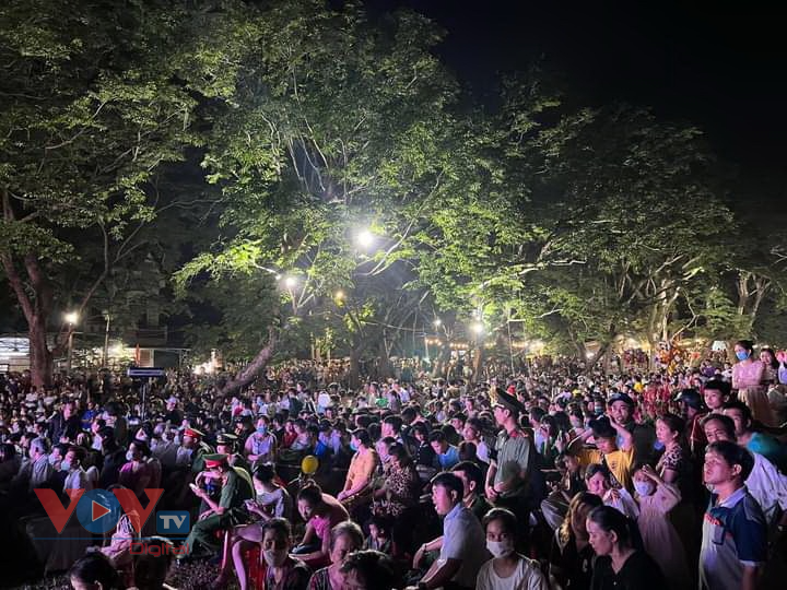 Trình diễn pháo hoa trên sông Tam Kỳ chào đón Lễ hội hoa sưa - Ảnh 6.