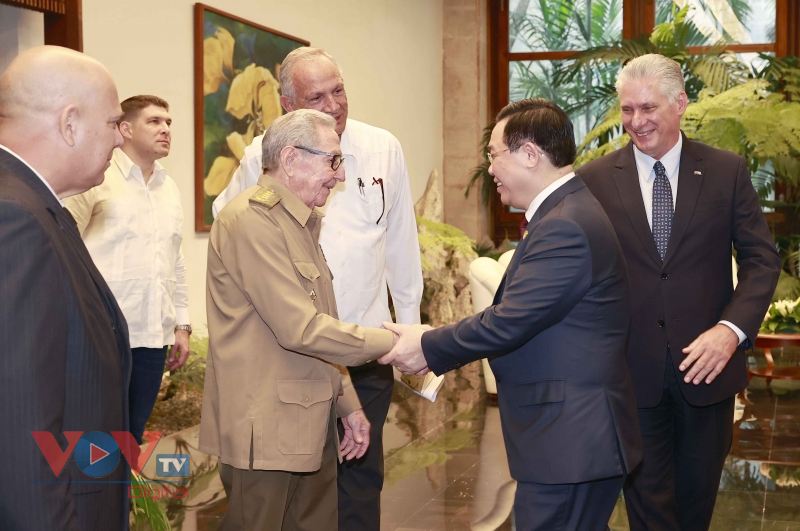 Chủ tịch Quốc hội Vương Đình Huệ hội kiến Đại tướng Raúl Castro Ruz và Bí thư thứ nhất, Chủ tịch Cuba Miguel Díaz-Canel - Ảnh 2.