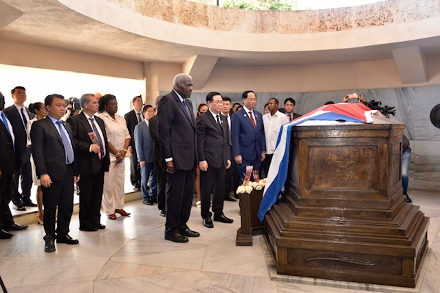 Chủ tịch Quốc hội Vương Đình Huệ tiếp Lãnh đạo Santiago de Cuba - Ảnh 1.
