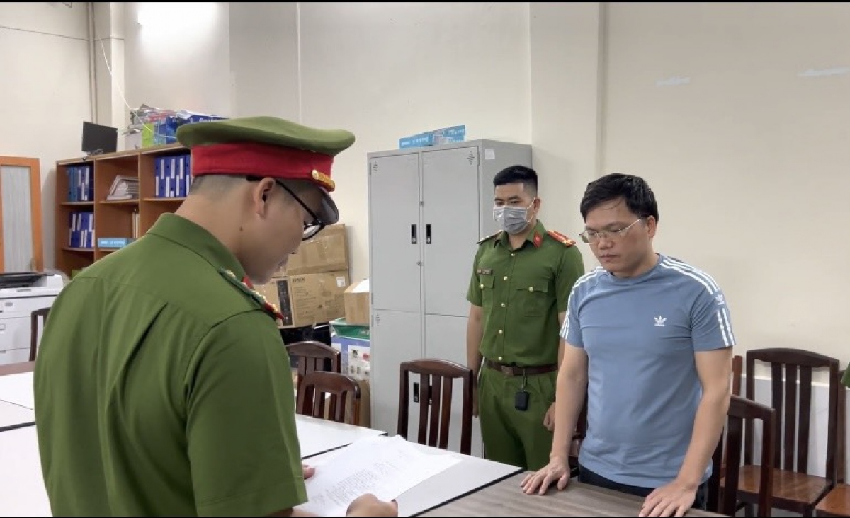 Bắt tạm giam Phó trưởng Phòng tàu sông Cục đăng kiểm Việt Nam - Ảnh 2.