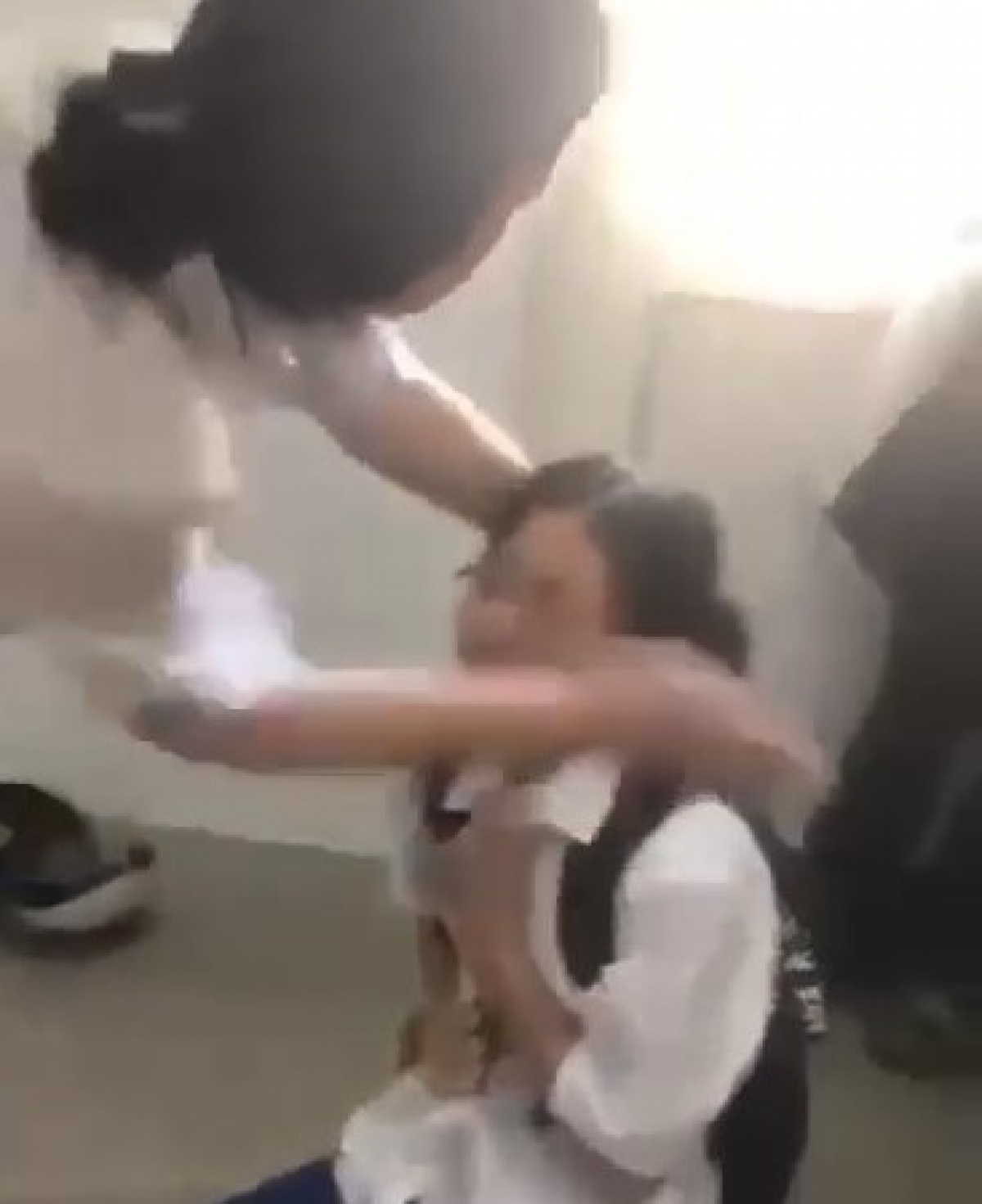Học sinh ở Quảng Trị bị bắt quỳ và đánh trong nhà vệ sinh - Ảnh 1.
