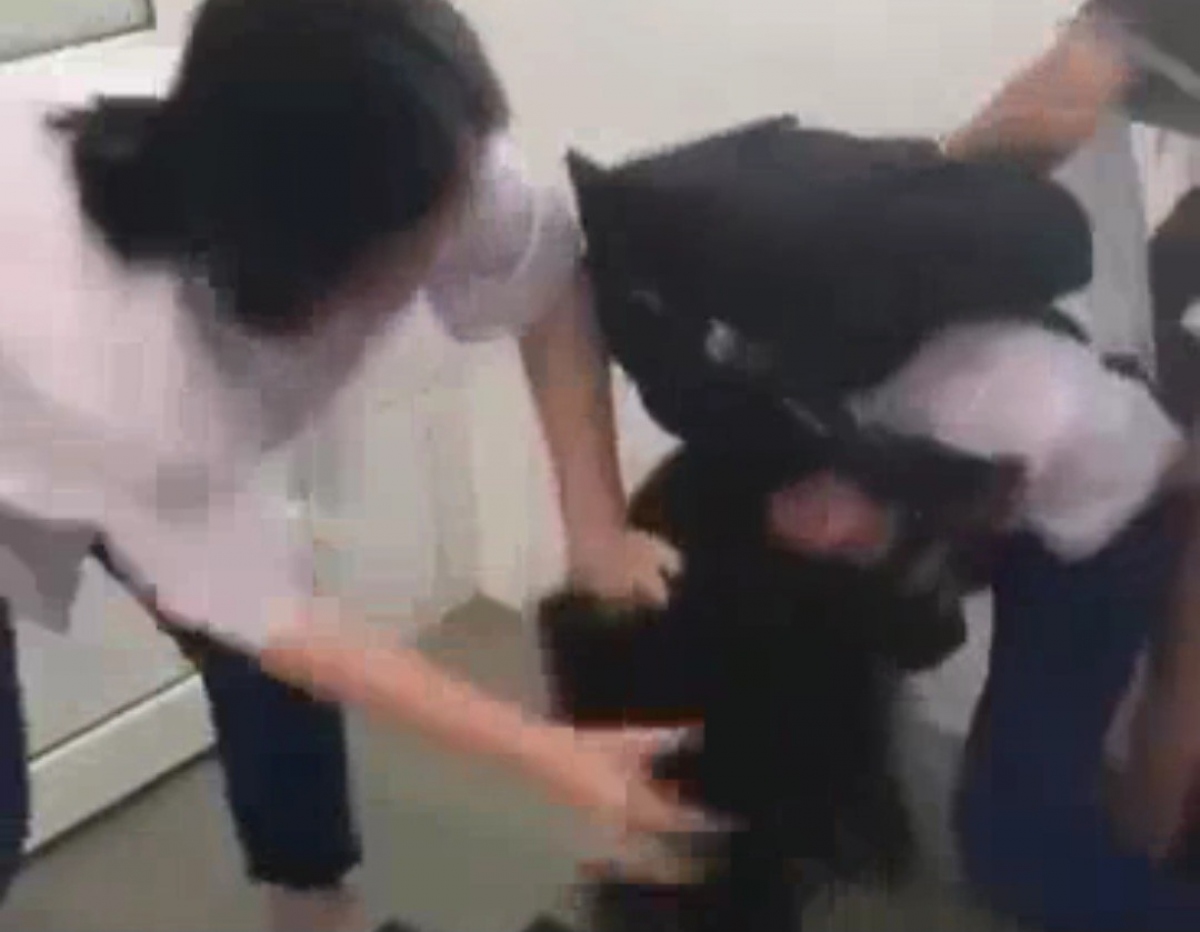 Học sinh ở Quảng Trị bị bắt quỳ và đánh trong nhà vệ sinh - Ảnh 2.