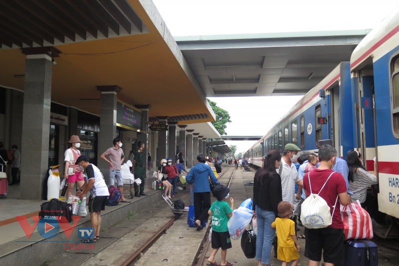 Đà Nẵng: Tàu hỏa đông khách, bến xe vắng khách dịp lễ - Ảnh 3.