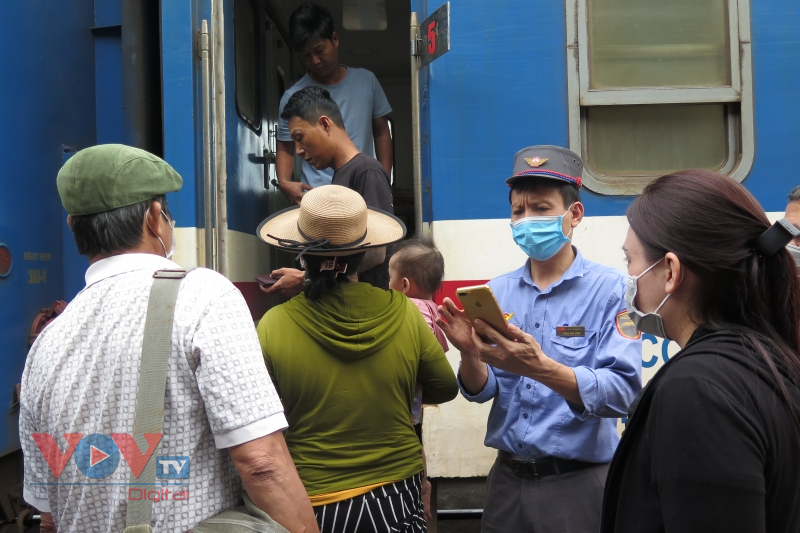 Đà Nẵng: Tàu hỏa đông khách, bến xe vắng khách dịp lễ - Ảnh 5.