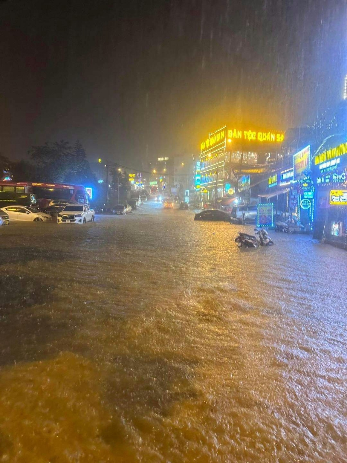 Mưa rét diện rộng ở Lào Cai, Sa Pa ngập lụt giữa đêm - Ảnh 1.