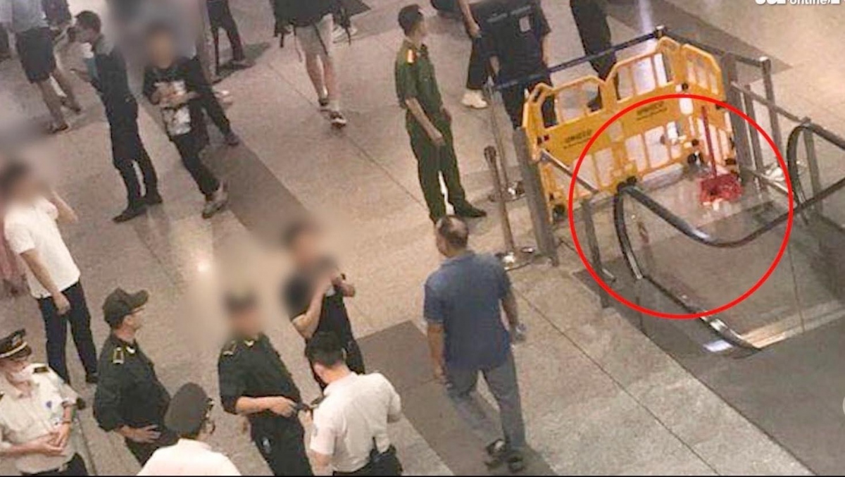 Nam hành khách ngoại quốc rơi từ tầng 3 xuống đất tại nhà ga T2 sân bay Nội Bài - Ảnh 1.