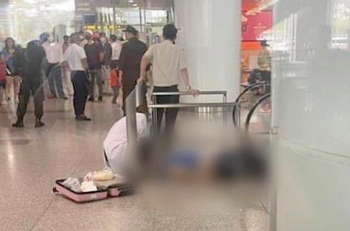 Nam hành khách ngoại quốc rơi từ tầng 3 xuống đất tại nhà ga T2 sân bay Nội Bài - Ảnh 2.
