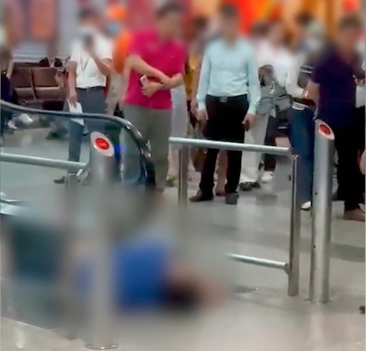 Nam hành khách ngoại quốc rơi từ tầng 3 xuống đất tại nhà ga T2 sân bay Nội Bài - Ảnh 3.