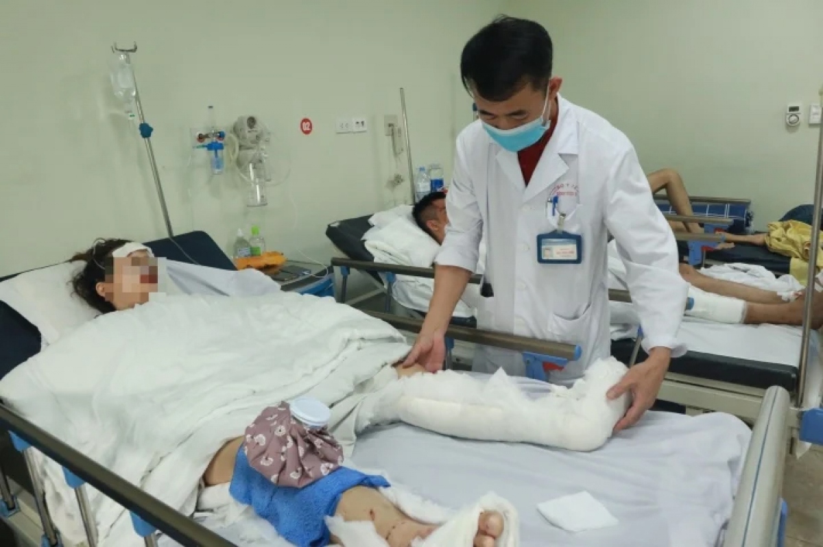 Xót xa mẹ con bé 3 tuổi đều bị đa chấn thương nặng trong tai nạn liên hoàn ở Hà Nội - Ảnh 1.