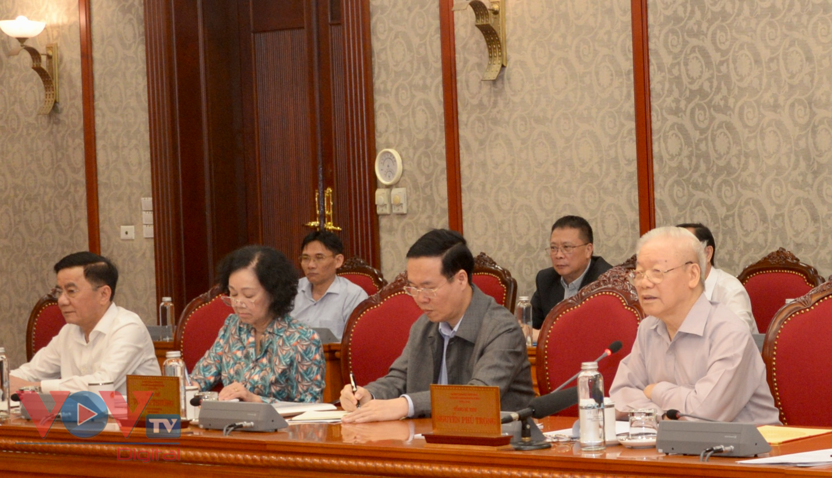 Tổng bí thư Nguyễn Phú Trọng chủ trì cuộc họp Bộ Chính trị - Ảnh 4.