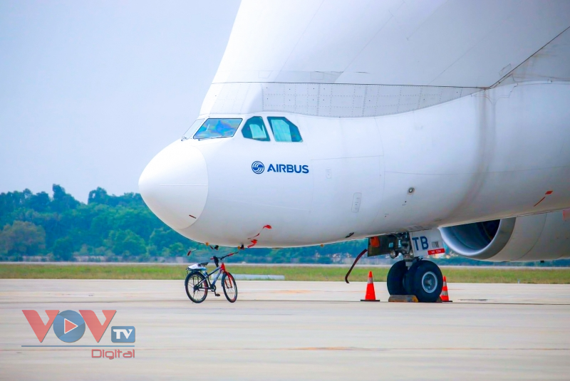 Ngắm máy bay siêu vận tải của hãng Airbus lần đầu đáp ở sân bay Đà Nẵng  - Ảnh 4.