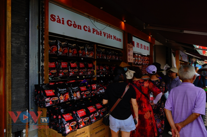 Người dân Trung Quốc hào hứng với hàng Việt tại cửa khẩu Đông Hưng, Quảng Tây - Ảnh 2.