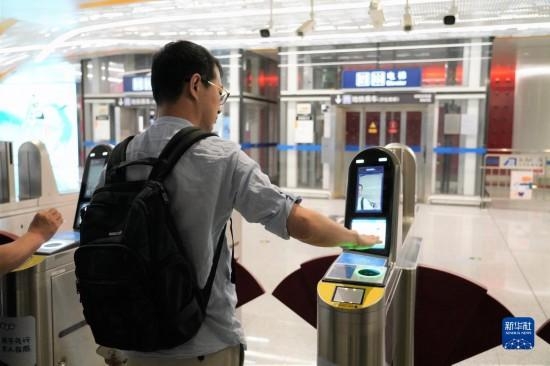 Bắc Kinh (Trung Quốc) có tuyến metro đầu tiên trên thế giới sử dụng công nghệ thanh toán bằng vân lòng bàn tay - Ảnh 1.