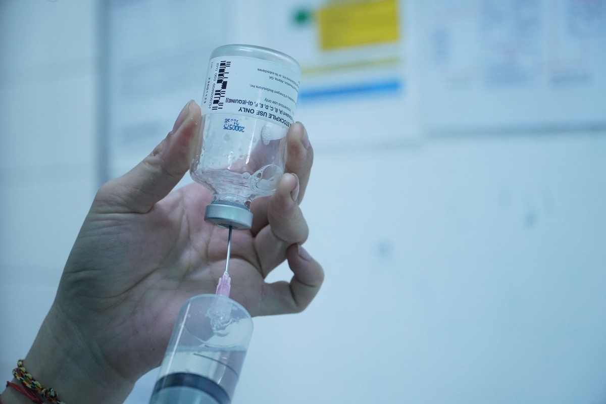 6 lọ thuốc hiếm cứu bệnh nhân ngộ độc Botulinum do WHO viện trợ đã về đến TP.HCM - Ảnh 1.