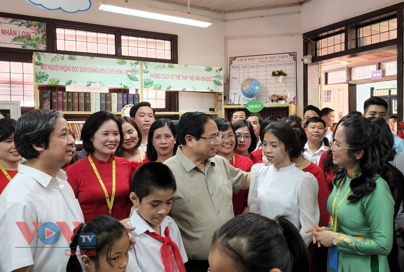 Thủ tướng Phạm Minh Chính thăm và tặng quà cho các em học sinh Trung tâm hỗ trợ phát triển giáo dục hòa nhập cộng đồng và Trường TPLD Hermann Gmeiner Hà Nội - Ảnh 1.