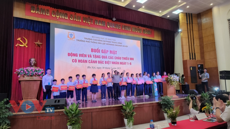 Thủ tướng Phạm Minh Chính thăm và tặng quà cho các em học sinh Trung tâm hỗ trợ phát triển giáo dục hòa nhập cộng đồng và Trường TPLD Hermann Gmeiner Hà Nội - Ảnh 3.