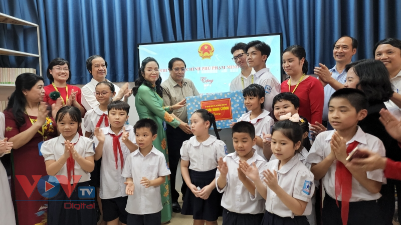 Thủ tướng Phạm Minh Chính thăm và tặng quà cho các em học sinh Trung tâm hỗ trợ phát triển giáo dục hòa nhập cộng đồng và Trường TPLD Hermann Gmeiner Hà Nội - Ảnh 4.