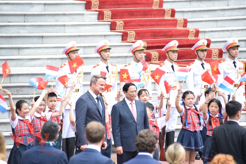 Thủ tướng Phạm Minh Chính chủ trì lễ đón Thủ tướng Đại Công quốc Luxembourg - Ảnh 1.