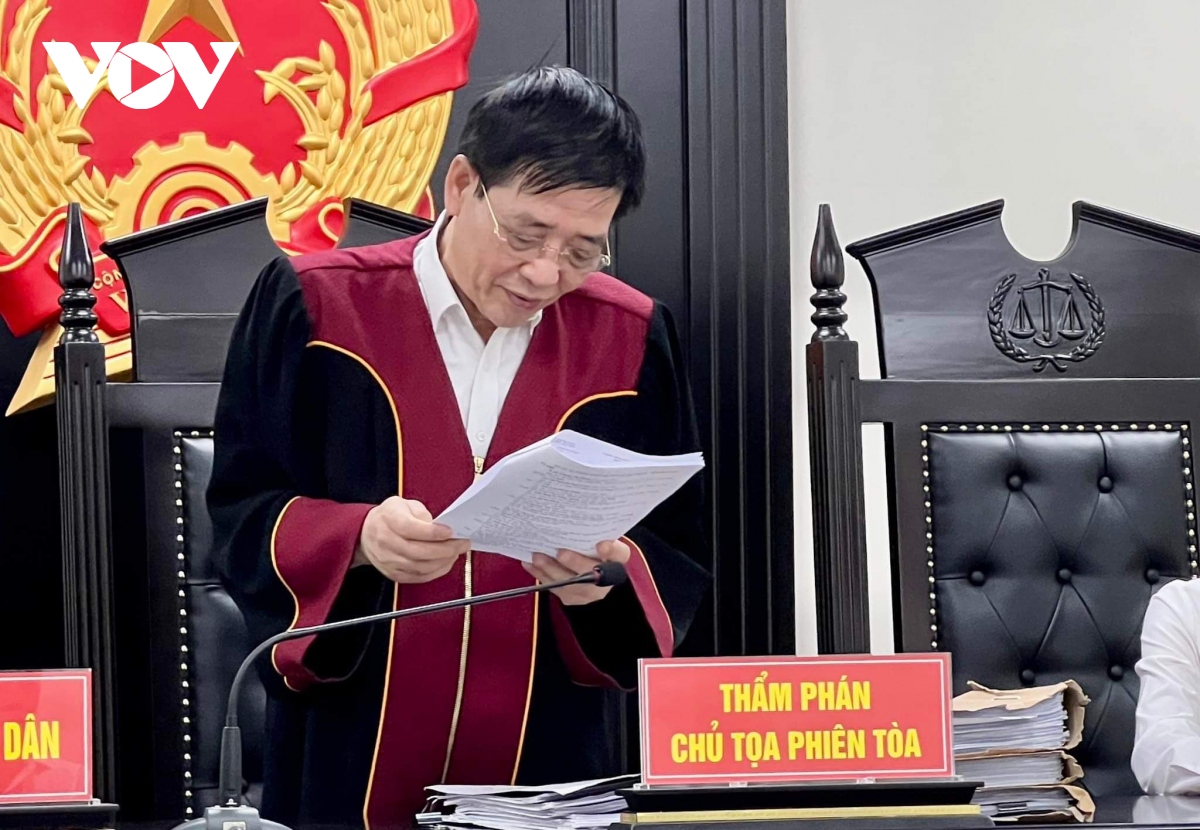 Cựu Phó Chánh VP Sở Tài nguyên và Môi trường Hà Nội bị tuyên 18 năm tù vụ &quot;đất vàng&quot; - Ảnh 2.