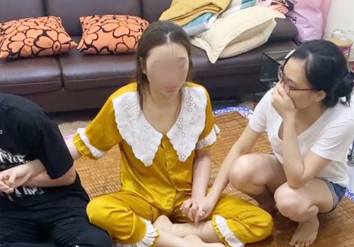 Bé gái 1 tháng tuổi ở Hà Nội bị bạo hành: Bảo mẫu thuê từ trung tâm giúp việc - Ảnh 2.