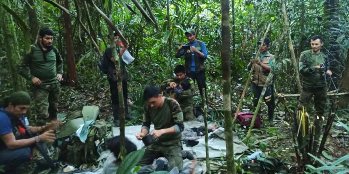 Colombia tìm thấy 4 đứa trẻ còn sống sau khi lang thang 40 ngày trong rừng Amazon - Ảnh 1.